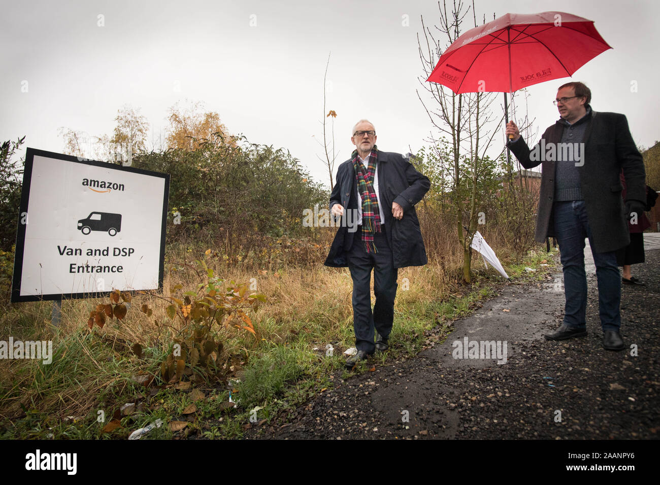Labour-führer Jeremy Corbyn außerhalb einer Amazon-Depot in Sheffield, South Yorkshire, zu verkünden Pläne für Menschenrechte eine Arbeiterrevolution und um sicherzustellen, dass große Unternehmen ihren fairen Anteil an Steuern zahlen. Stockfoto