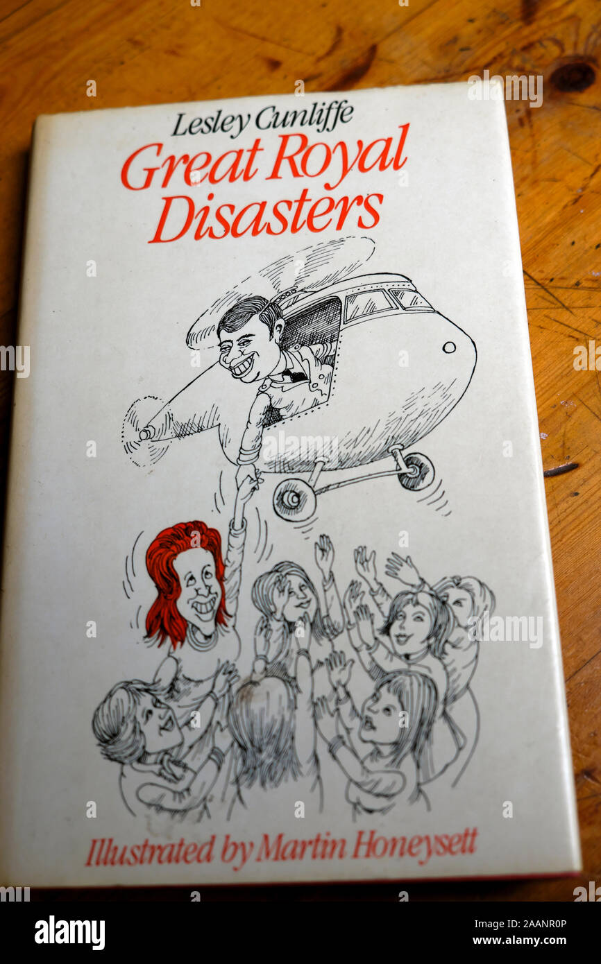 Prinz Andrew Cartoon auf dem Cover des Buches Große Königliche Katastrophen durch Thema Lesley Cunliffe London England UK KATHY DEWITT Stockfoto