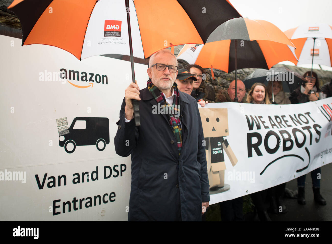 Labour-führer Jeremy Corbyn außerhalb einer Amazon-Depot in Sheffield, South Yorkshire, zu verkünden Pläne für Menschenrechte eine Arbeiterrevolution und um sicherzustellen, dass große Unternehmen ihren fairen Anteil an Steuern zahlen. PA-Foto. Bild Datum: Samstag, November 23, 2019. Siehe PA Geschichte Politik Wahl. Foto: Stefan Rousseau/PA-Kabel Stockfoto