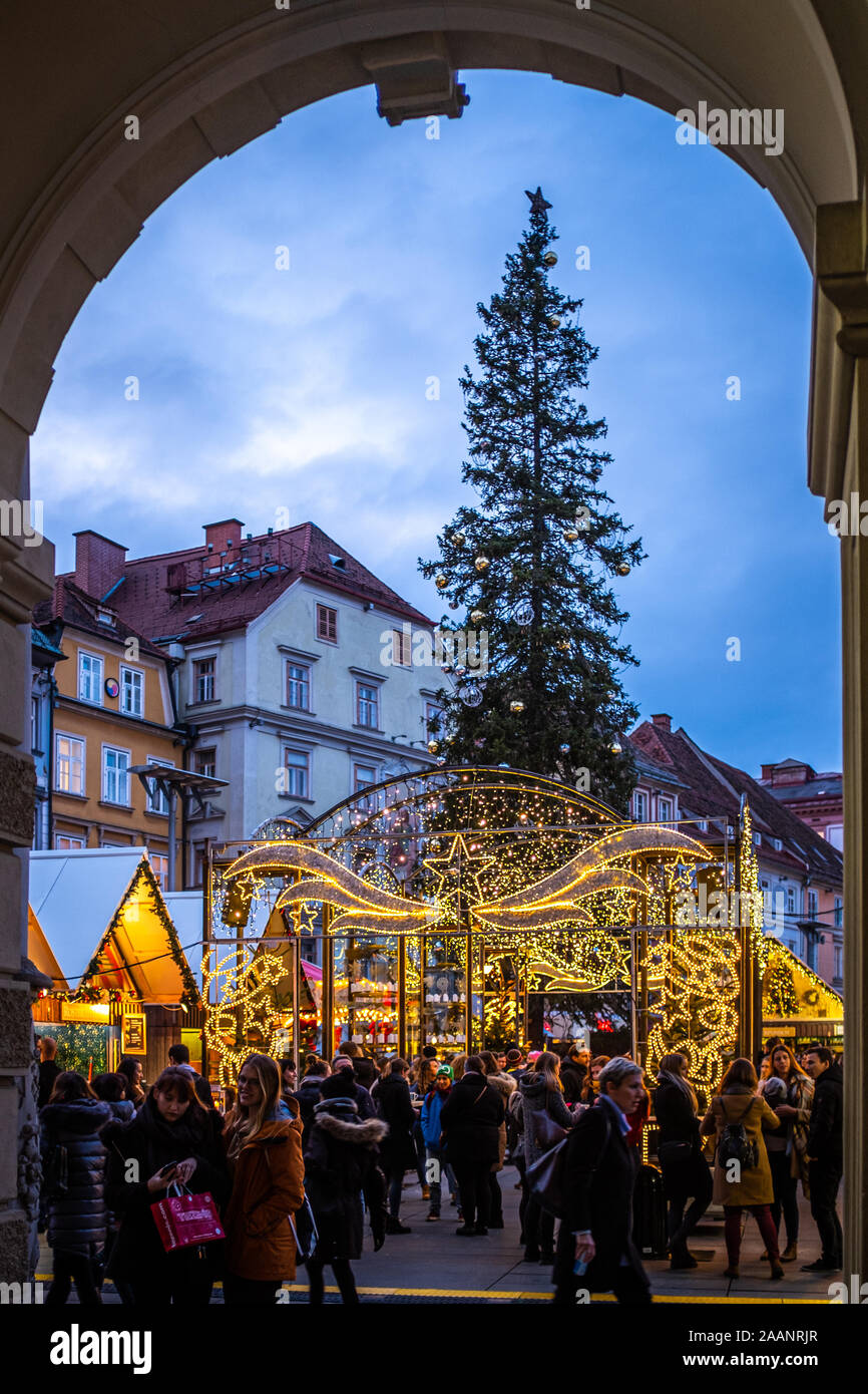 Blick vom Radhaus zu Weihnachtsmarkt Christkindlmarkt mit Christkindl-Allee und Baum am Hauptplatz in Graz, Steiermark, Österreich Stockfoto