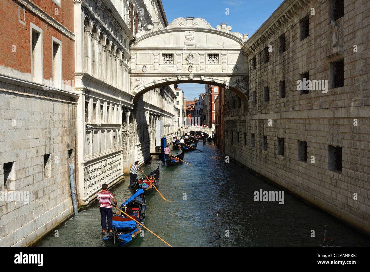 Seufzerbrücke zwischen dem Dogenpalast und dem Gefängnis Prigioni Nuove von Venedig - Ponte dei Sospiri - Italien. Stockfoto