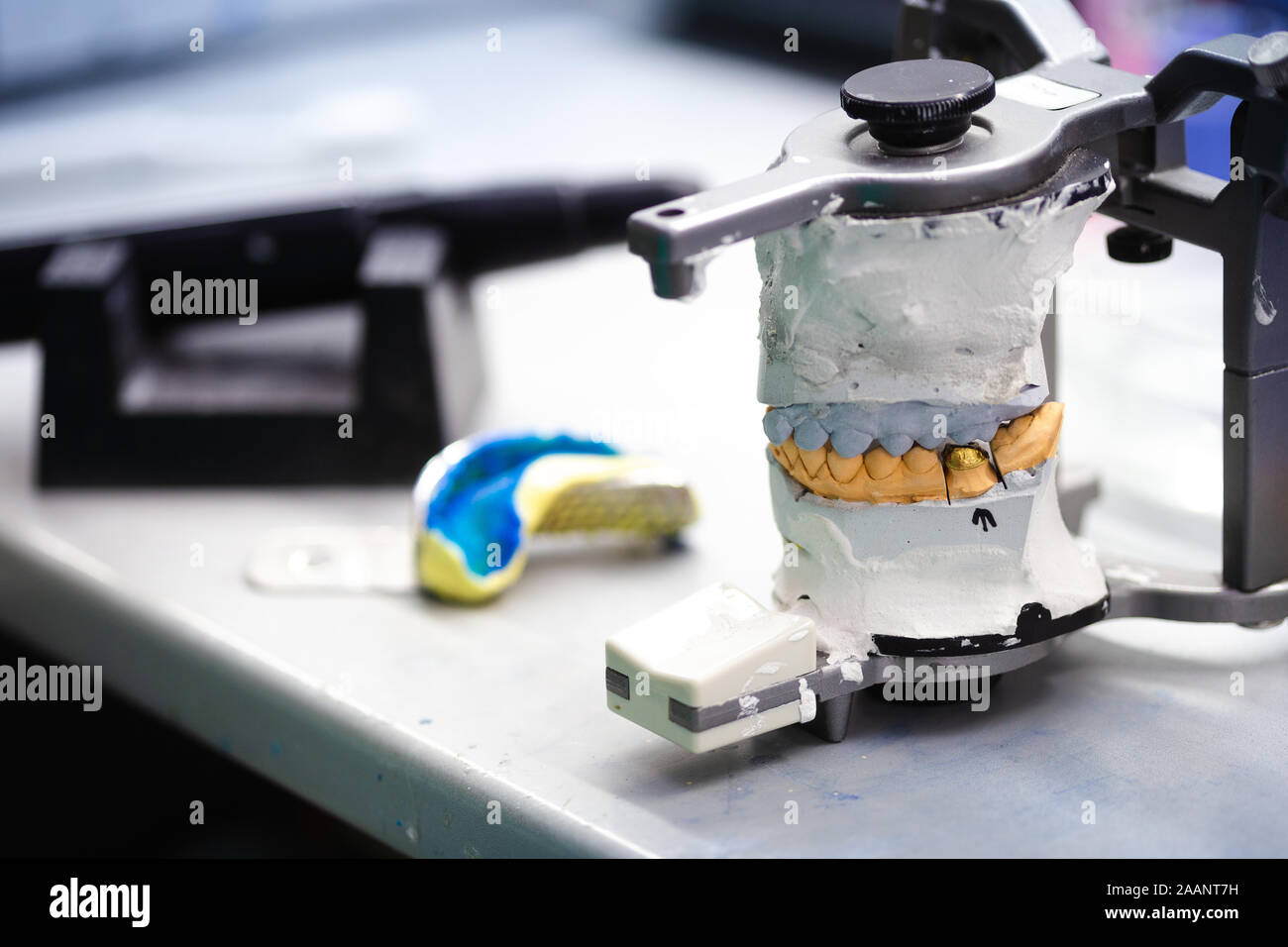 Zahnmedizinische Gips Artikulator auf dem Arbeitstisch im Dentallabor Stockfoto