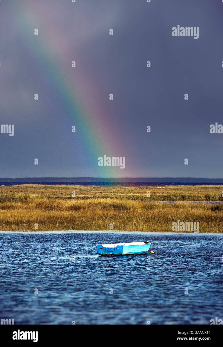 Ruderboot Regenbogen, Boot Meadow Creek, Orleans, Cape Cod, Massachusetts, USA. Stockfoto