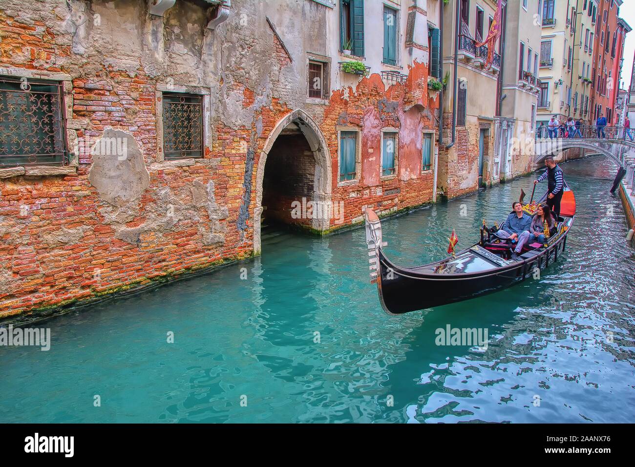Venedig, Italien, 10. Oktober 2019: Touristen reisen auf der Gondel am Kanal in Venedig, Italien. Gondelfahrt ist die beliebteste touristische Aktivität in Venedig. Stockfoto