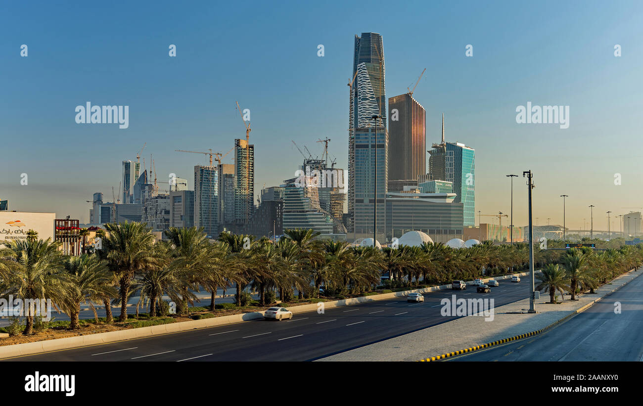 KAFD und Nördliche Ringstraße bei Sonnenaufgang in Riad, Saudi-Arabien Stockfoto