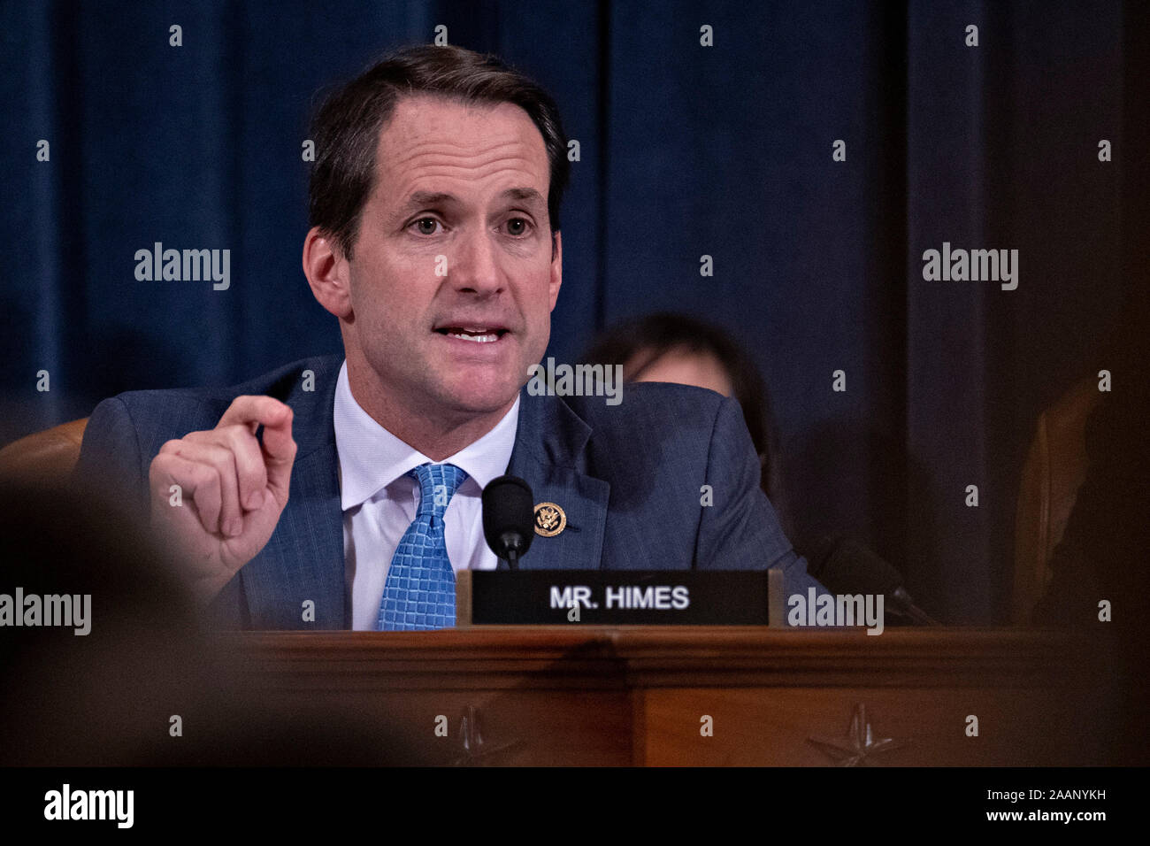 Washington, DC, USA. Nov, 2019 21. United States Vertreter Jim Himes (Demokrat von Connecticut), fragen Zeugen während eines uns Geheimdienstausschusses amtsenthebungsverfahren Anfrage aus Washington, DC, USA, am Donnerstag, den 21.11.2019. Der Ausschuss hörte aus neun Zeugen in offenen Anhörungen in dieser Woche im Amtsenthebungsverfahren Anfrage in US-Präsident Donald J. Trumpf. Credit: Andreas Harrer/Pool über CNP | Verwendung der weltweiten Kredit: dpa/Alamy leben Nachrichten Stockfoto