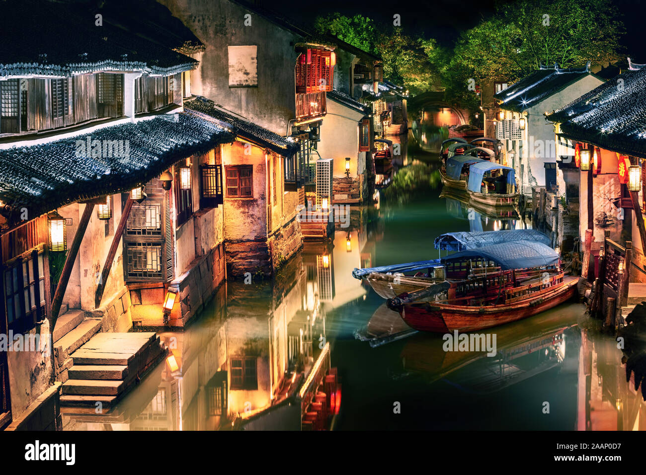 Beleuchtete Zhouzhuang Wasser Stadt bei Nacht, Jiangsu, China Stockfoto