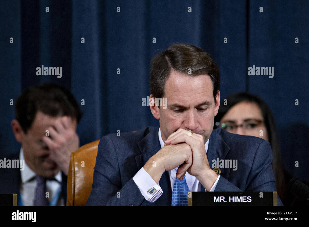 November 21, 2019, Washington, District of Columbia, USA: United States Vertreter Jim Himes (Demokrat von Connecticut) hört bei uns Geheimdienstausschusses amtsenthebungsverfahren Anfrage aus Washington, D.C., USA, am Donnerstag, den 21.11.2019. Der Ausschuss hörte aus neun Zeugen in offenen Anhörungen in dieser Woche im Amtsenthebungsverfahren Anfrage in US-Präsident Donald J. Trumpf (Credit Bild: © Andreas Harrer/CNP über ZUMA Draht) Stockfoto