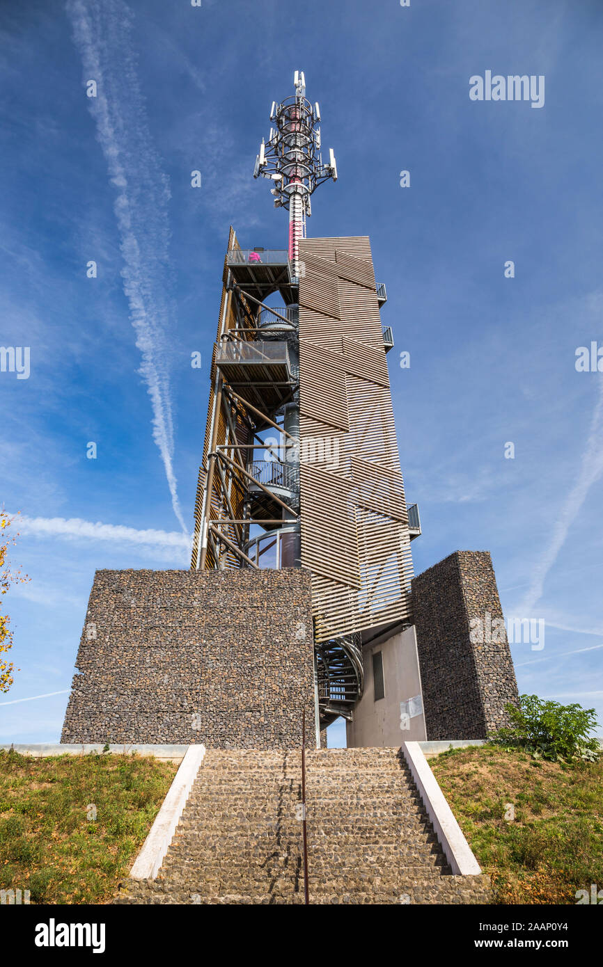 Romanka Aussichtsturm ist in der Nähe von Dorf Hruby Jesenik im Bezirk Nymburk in der zentralen Region. Der Tschechischen Republik. Es ist auch Antenne Stockfoto