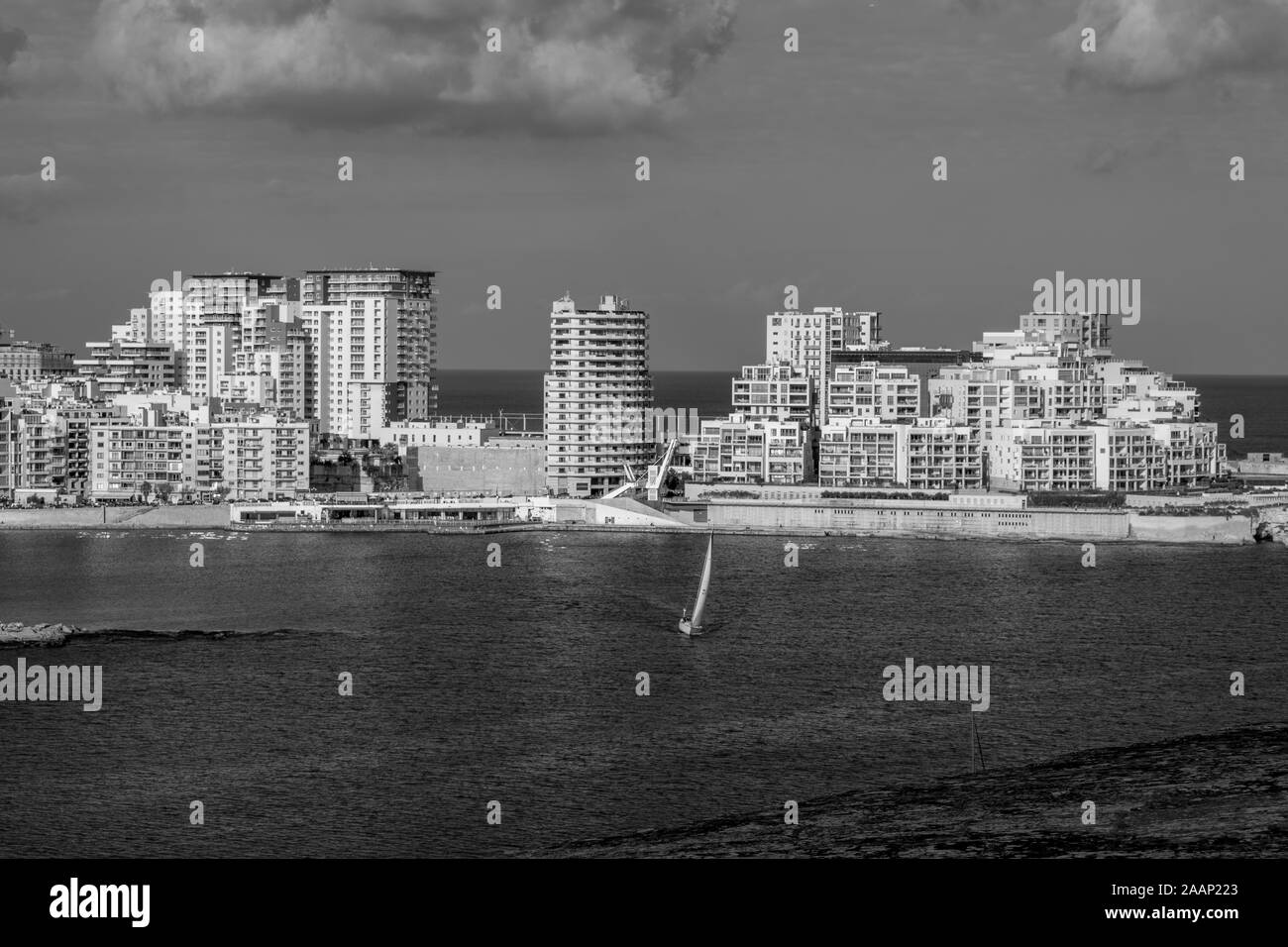 Stadtansichten in Graustufen in Malta Stockfoto