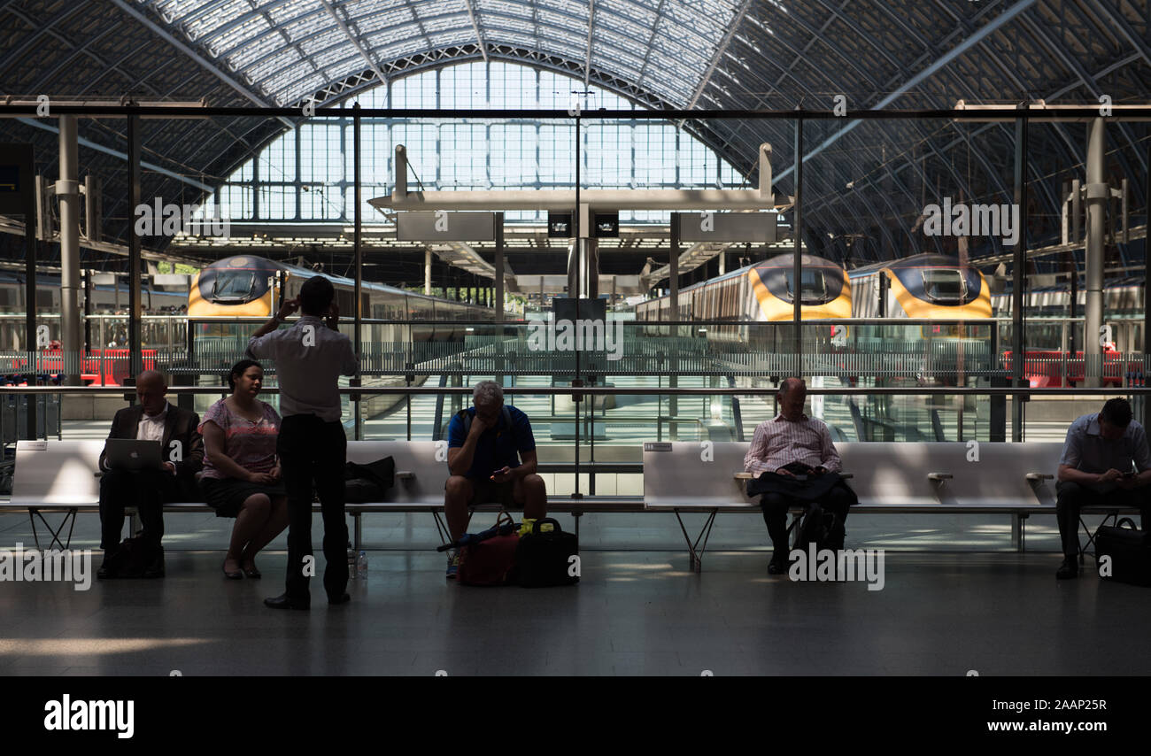 St. Pancras, London, UK. 30. Juni 2015. Chaos für Bahnreisende bei St. Pancras, wieder als Eurostar ist s wegen der streikenden Arbeiter ausgesetzt Stockfoto