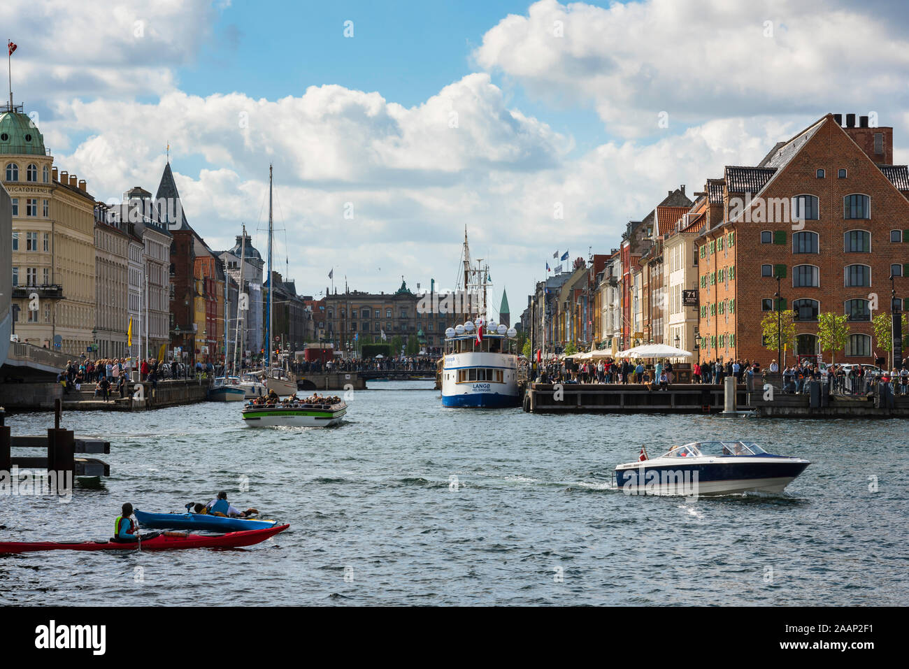 Kopenhagener Kanal, Blick auf Schiffe in der Inderhavnen (Inner Harbor) im Zentrum von Kopenhagen, mit dem Nyhavn Kanal in der Ferne, Dänemark. Stockfoto