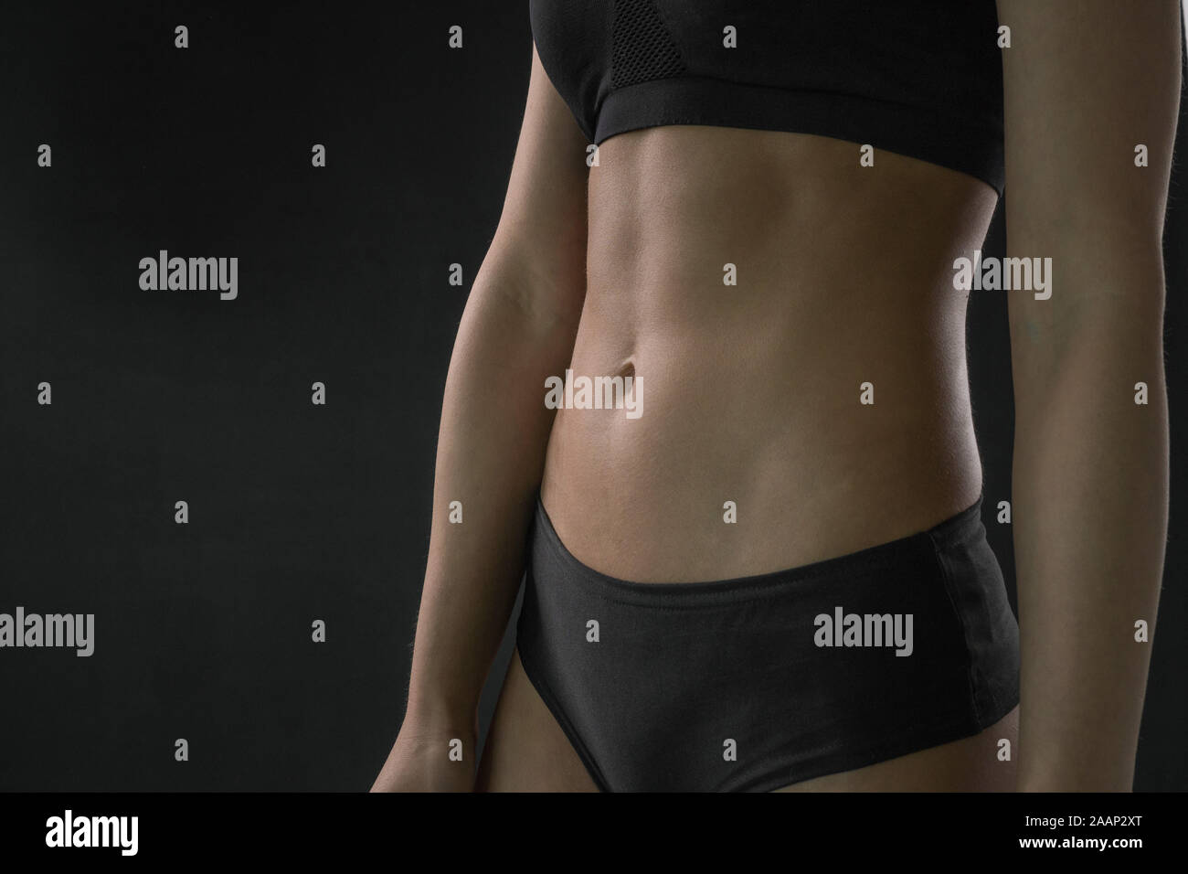 Sport für Frauen abs-Würfel auf dem Bauch. Dünne taille Mädchen. Die perfekte Abbildung der Frau. Stockfoto