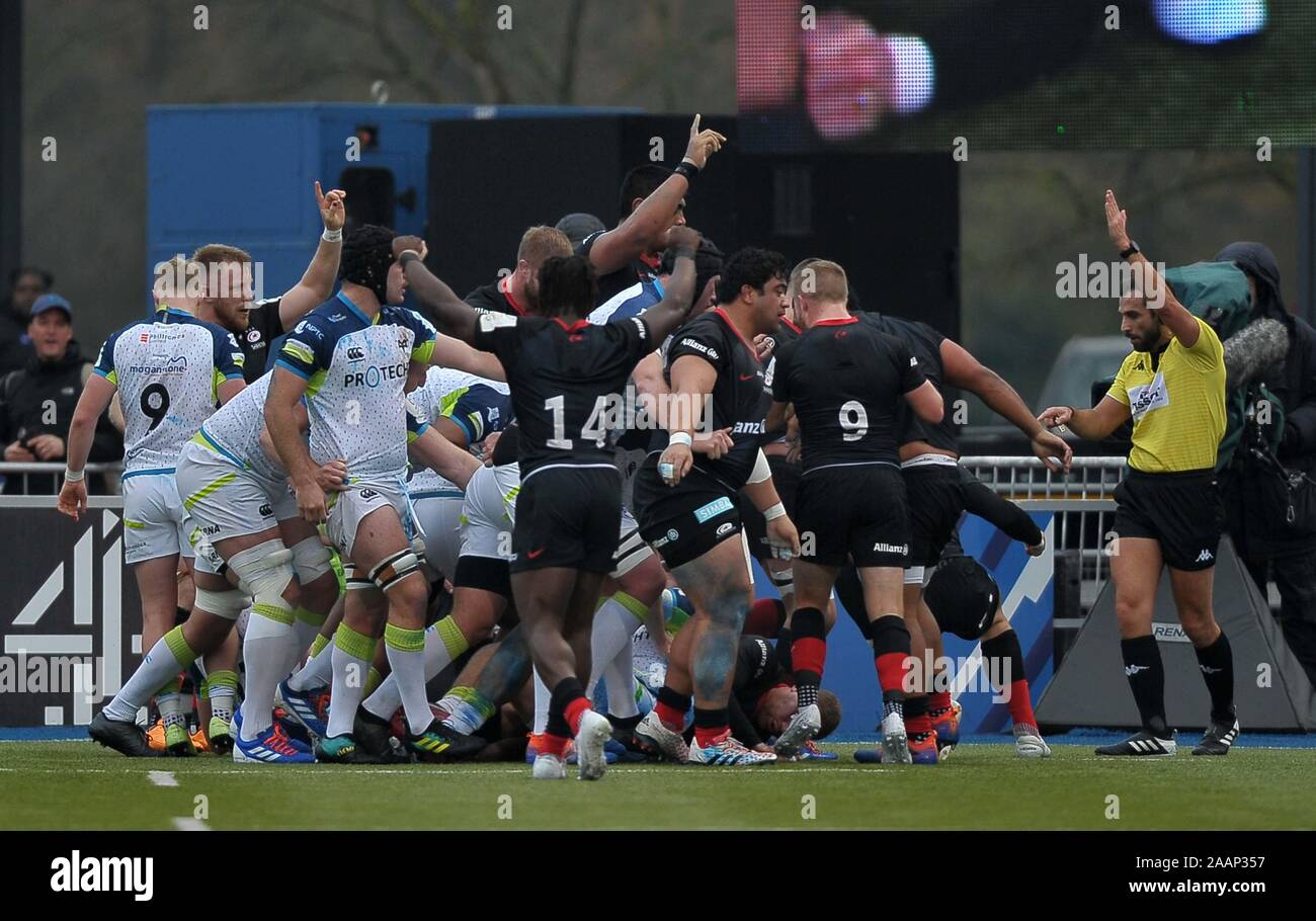 Hendon. Vereinigtes Königreich. 23. November 2019. Die Sarazenen Spieler feiern, als Jack Singleton (Sarazenen) Kerben ihren ersten Versuchen. Sarazenen v Fischadler. Pool 4. Heineken Champions Cup. Zweiten (2.) Runde. Allianz Park. Hendon. London. UK. Kredit Garry Bowden / Sport in Bildern/Alamy Leben Nachrichten. Stockfoto