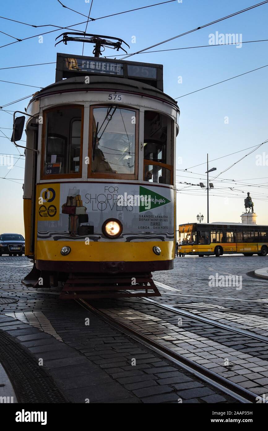 Lissabon, Portugal - 3. September 2019 - klassischen elektrischen Straßenbahn auf den Straßen der Stadt. Stockfoto