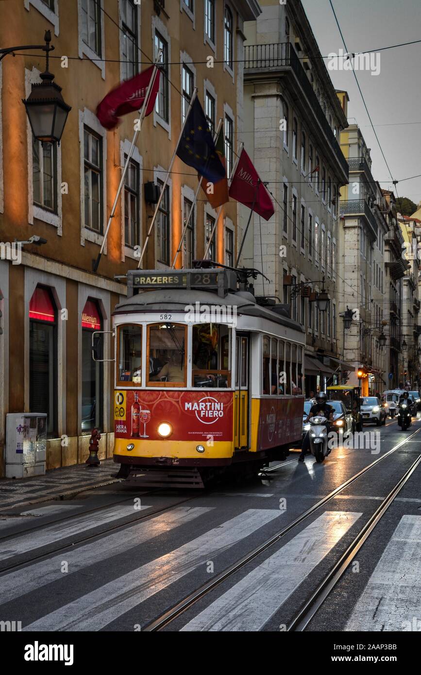 Lissabon, Portugal - 3. September 2019 - klassischen elektrischen Straßenbahn auf den Straßen der Stadt. Stockfoto