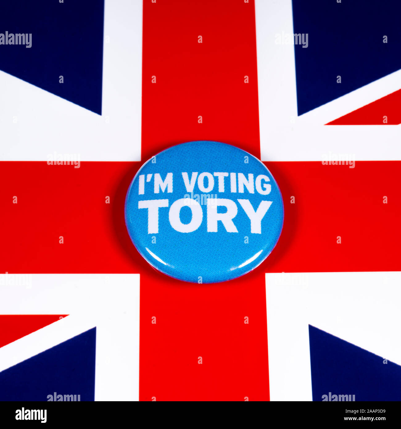 London, Großbritannien - 21 November 2019: Ich bin Abstimmung Tory pin Badge, dargestellt über dem Vereinigten Königreich Flagge. Die BRITISCHEN allgemeinen Wahl findet am 12. Dezember Stockfoto