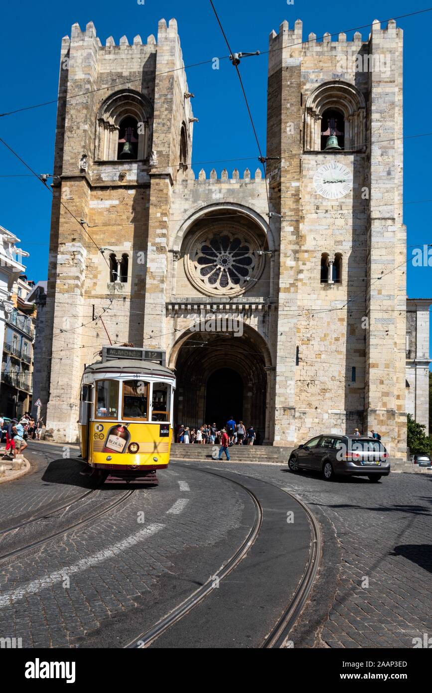 Lissabon, Portugal - September 4, 2019 - klassischen elektrischen Straßenbahn auf den Straßen der Stadt. Stockfoto