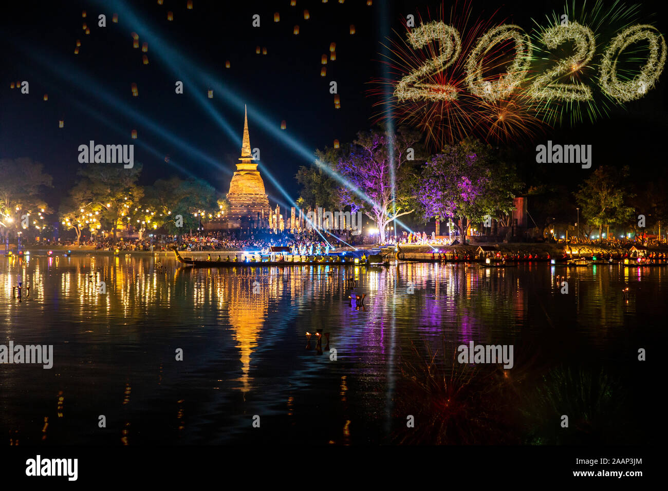 Schöne neue Jahr Feuerwerk 2020 Reflexion über alte Pagode Loy Krathong Festival Sukhothai Thailand erstaunliche historische Stadt. Bunte, Stadt. Stockfoto