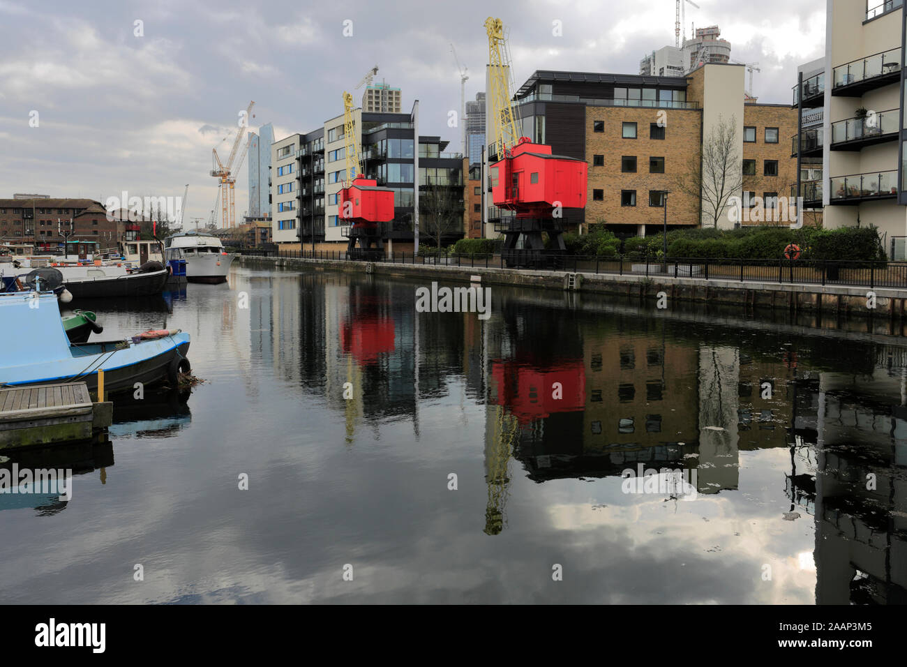 Boote in Poplar Dock, Nordufer, Themse, London, England, Großbritannien Stockfoto