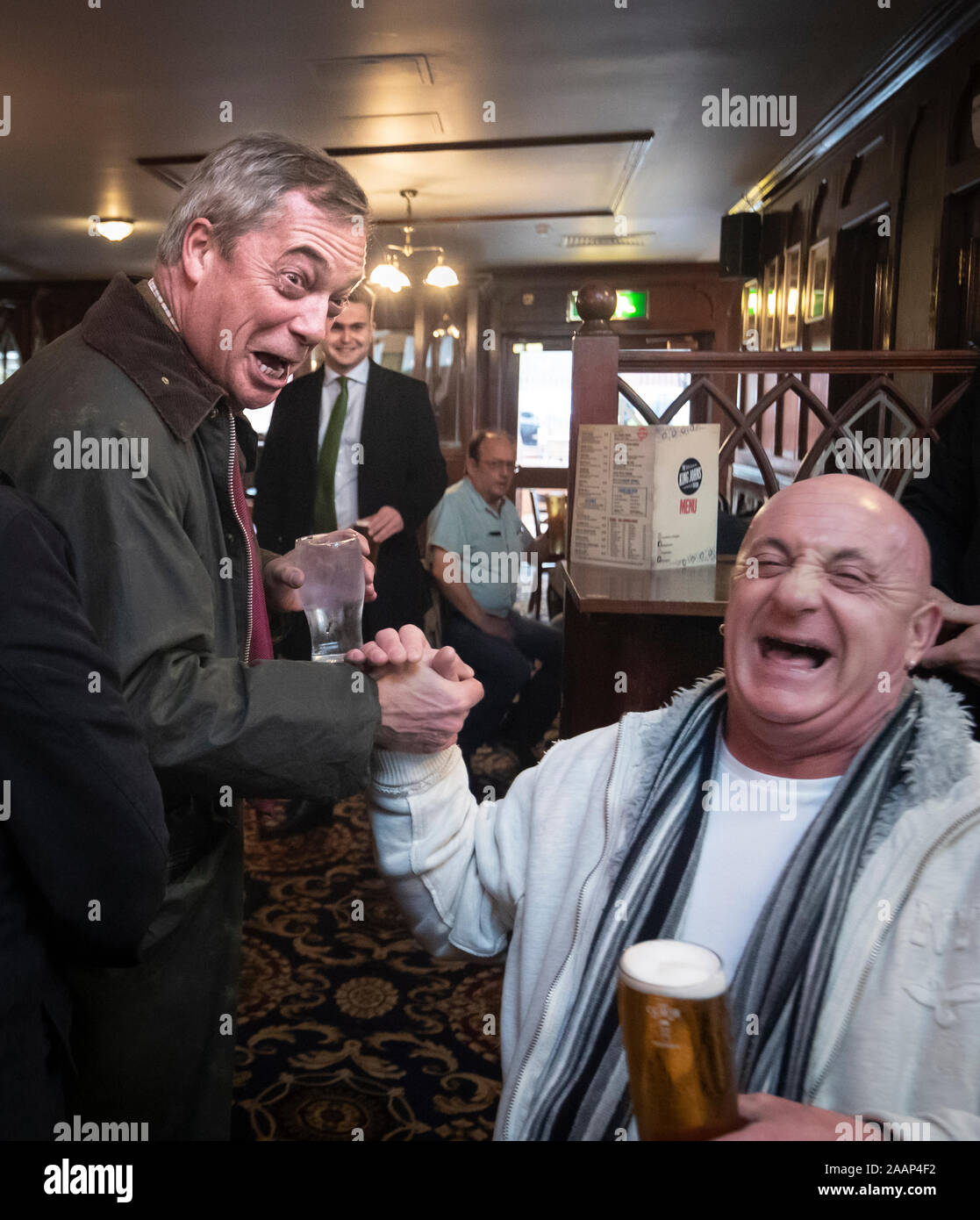 Brexit-Chef Nigel Farage spricht mit Trinker in der Könige Johns Taverne in Middleton Grange Einkaufszentrum während der allgemeinen Wahlkampagne Trail in Hartlepool, County Durham. Stockfoto