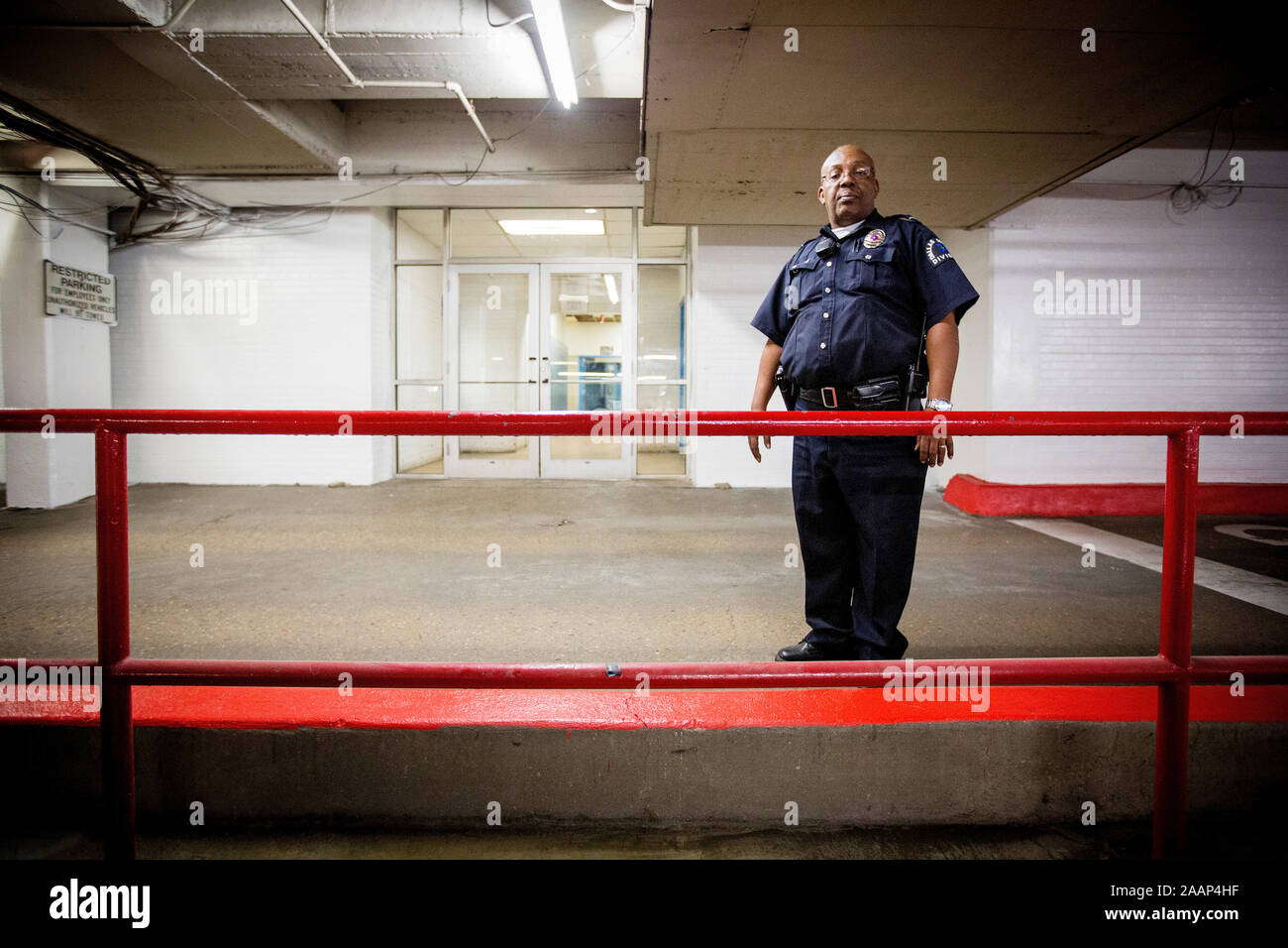 Security Guard Paulus Armstrong im Untergeschoss des Dallas Polizei Hauptquartier, wo der Verdacht auf JFK Mörder Lee Harvey Oswald, der von Jack Ruby erschossen wurde, wie Oswald wurde in Bundesschutz transportiert werden. Das Gebäude ist nicht mehr das Polizeipräsidium. Stockfoto