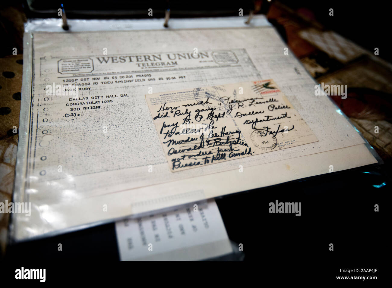 Bedrohungen und hasse Briefe erhalten von Jim Leavelle nach der Ermordung von Lee Harvey Oswald. Jim Leavelle war der Dallas Polizei Abteilung Mordkommission, die am 24. November 1963, Begleitung John F. Kennedy Mörder Lee Harvey Oswald war durch den Keller von Dallas Polizei Hauptquartier, wenn Oswald von Jack Ruby erschossen wurde. Jim Leavelle starb am 29 August 2019. Stockfoto