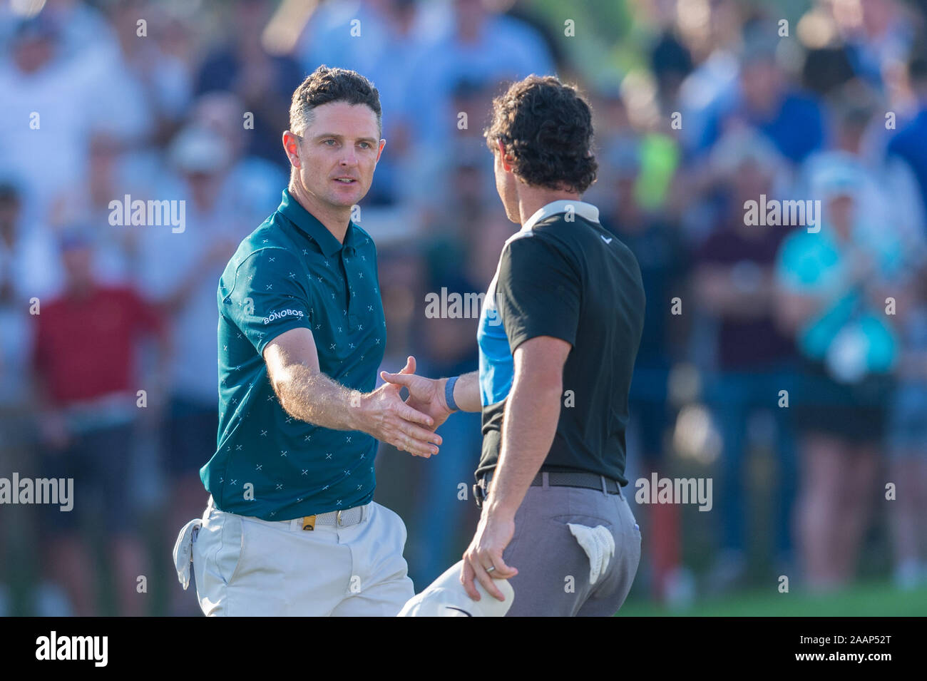 Jumeirah Golf Estates, Dubai, UAE. 23. Nov 2019. Justin Rose von England (links) schüttelt Hände mit Rory Mcilroy von Nordirland nach der dritten Runde des DP World Tour Meisterschaft an der Jumeirah Golf Estates, Dubai, UAE am 23. November 2019. Foto von Grant Winter. Nur die redaktionelle Nutzung, eine Lizenz für die gewerbliche Nutzung erforderlich. Keine Verwendung in Wetten, Spiele oder einer einzelnen Verein/Liga/player Publikationen. Credit: UK Sport Pics Ltd/Alamy leben Nachrichten Stockfoto