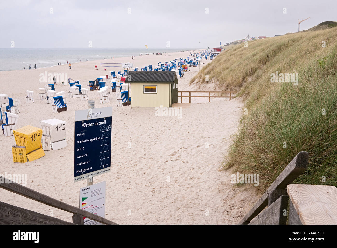 Strand von Wenningstedt auf Sylt mit Wetter aktuell und Baukran Stockfoto