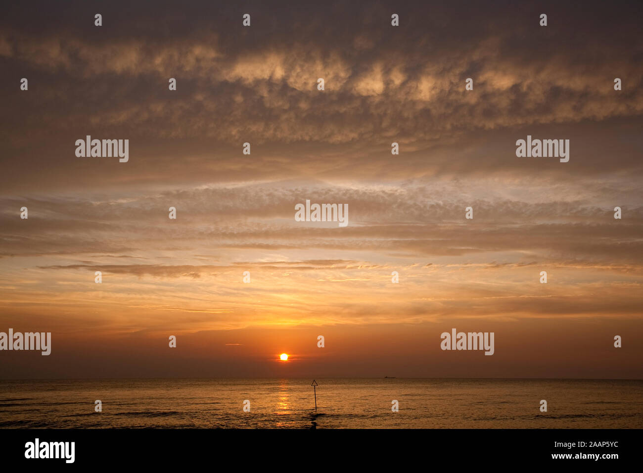 Abendsonne ueber dem Meer Bei bewoelktem Himmel am Strand von Wenningstedt auf Sylt Stockfoto