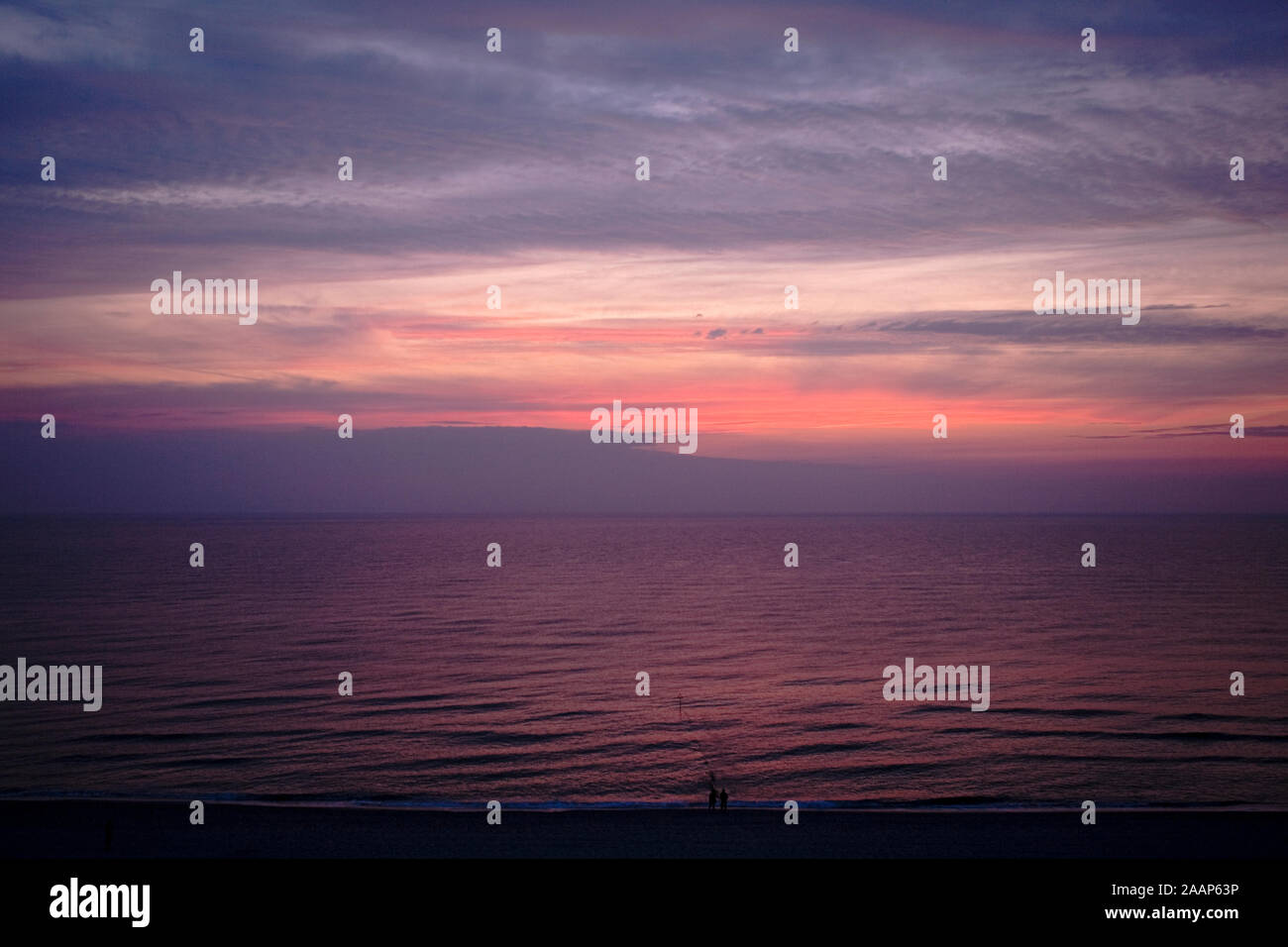 Farbenspiele in Wolken und Meer / Sonnenuntergang am Strand von Wenningstedt auf Sylt Stockfoto