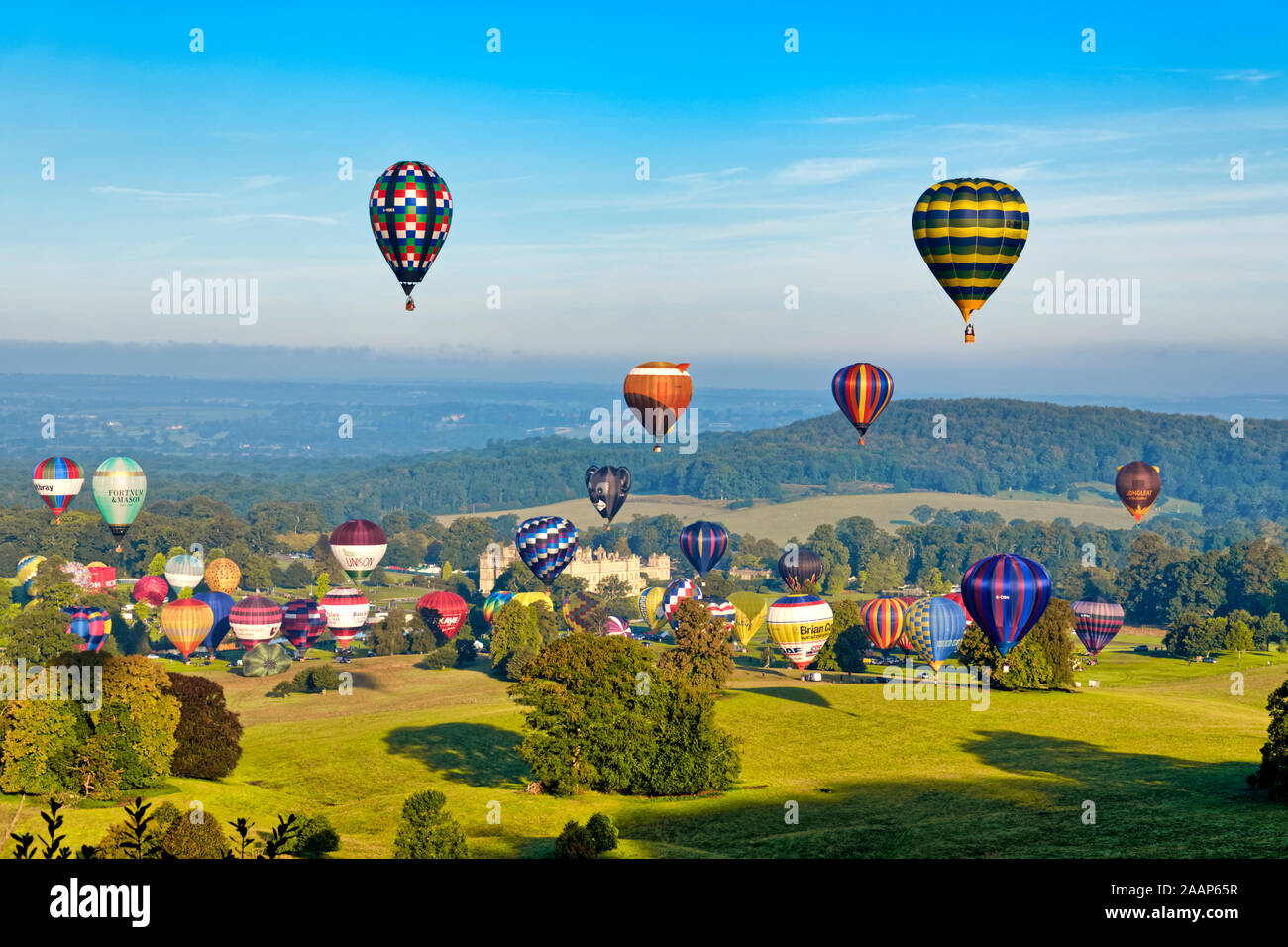 Perfekte Wetterbedingungen am Sonntag morgen für die Einführung von über 100 Heißluftballons am Himmel 2019 Longleat Safari, Wiltshire, UK erlaubt Stockfoto