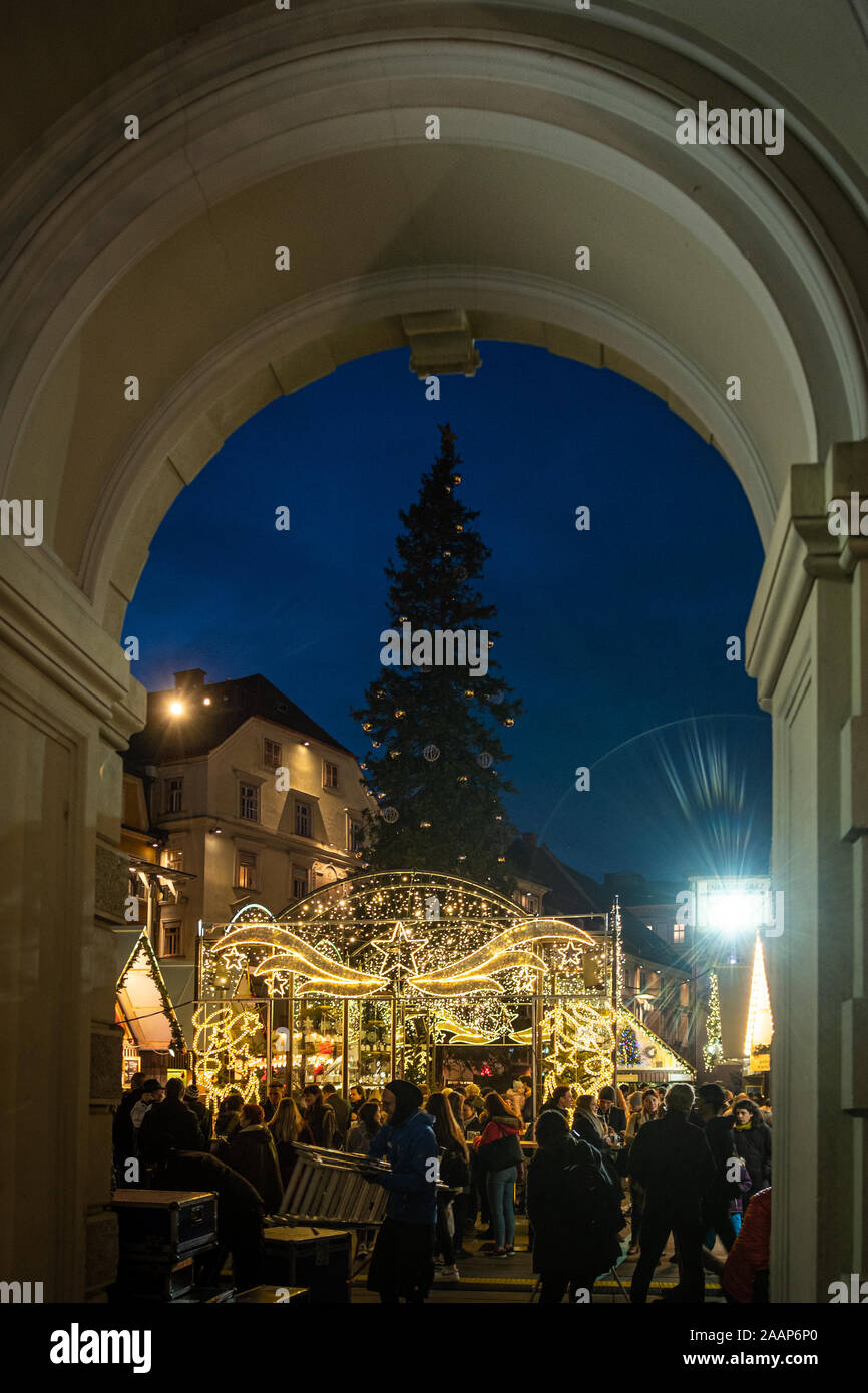 Blick vom Radhaus zu Weihnachtsmarkt Christkindlmarkt mit Christkindl-Allee und Baum am Hauptplatz in Graz, Steiermark, Österreich Stockfoto