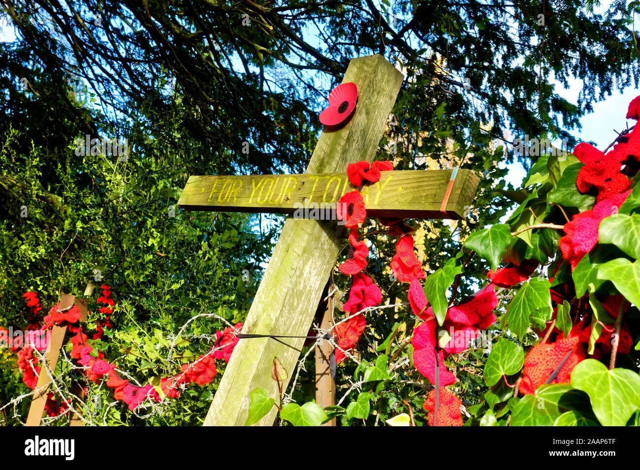 Warminster, Wiltshire, UK - 13. November 2018: Warminster, UK, War Memorial" für Ihre heutigen Holzkreuz mit der Hand gestrickt Mohn Stockfoto