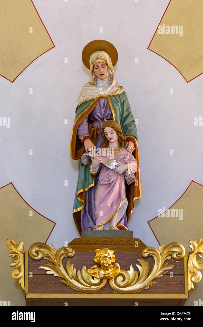 Statue der Heiligen Anna und ihre Tochter, die Jungfrau Maria, über dem Altar. Römisch-katholische Kirche der Heiligen Anna. Stockfoto