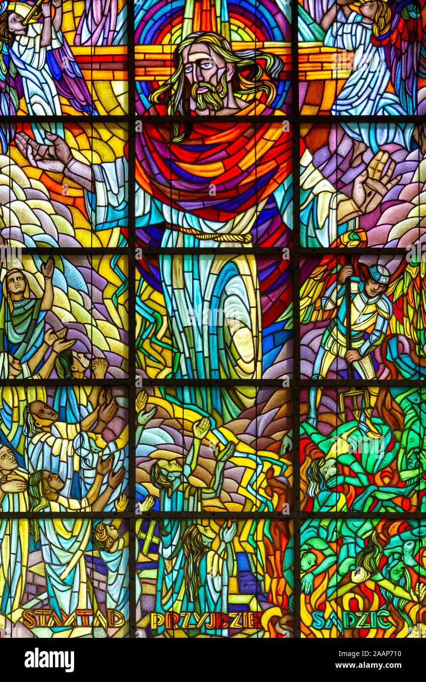 Buntglasfenster, die Jesus Christus in Herrlichkeit mit den Worten "von dort wird er kommen, zu richten die Römisch-katholische Kirche der Heiligen Anna. Stockfoto