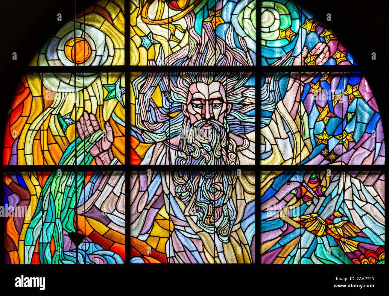Buntglasfenster mit der Darstellung der Erschaffung der Welt mit den Worten "Und Gott sprach: Laßt uns..." römisch-katholische Kirche der Heiligen Anna. Stockfoto