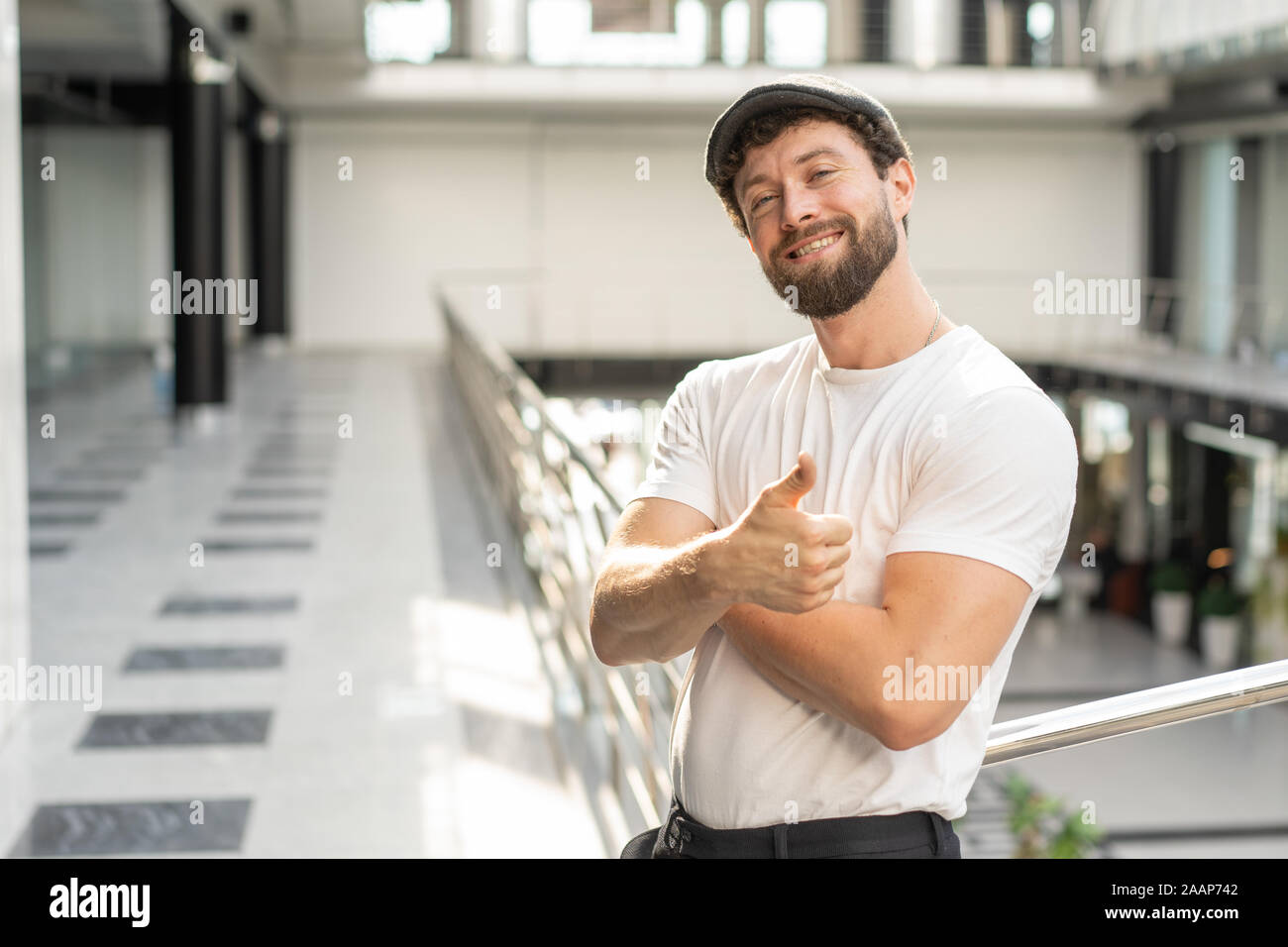 Ernster Mann mit Visier auf dem Kopf sehen sie sich Kamera und Lächeln. Stockfoto