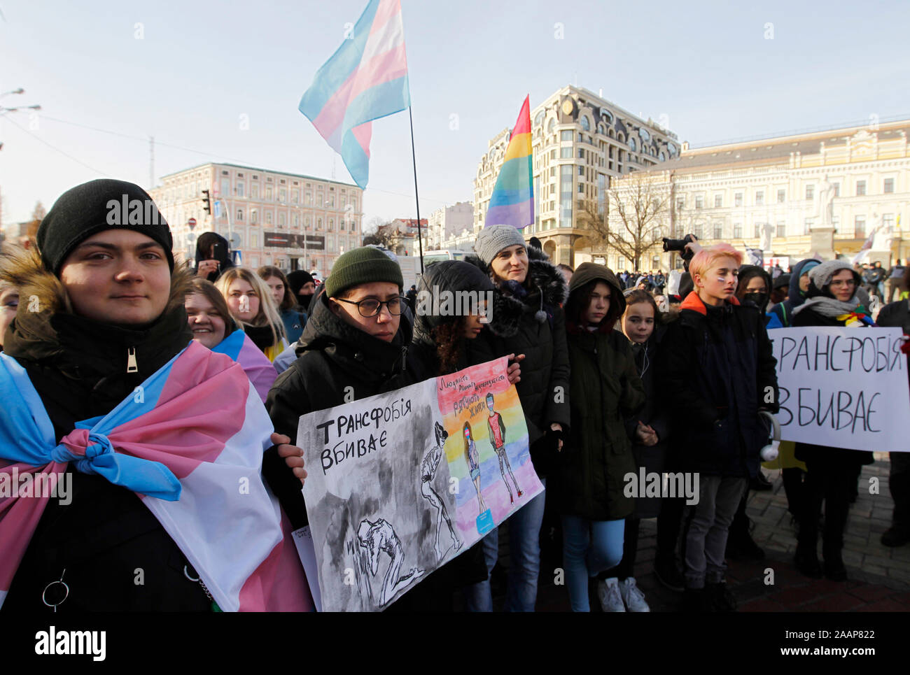 Rechtsextremen Aktivisten halten Plakate und Fahnen im März. Transgender Aktivisten in der ukrainischen Hauptstadt Kiew stattfand, einen März Transgender Tag der Erinnerung zu markieren. Im Jahr 2018 konnte die Polizei die Teilnahme an einem ähnlichen März vor Angriffen durch gewalttätige Gruppen befürworten Hass und Diskriminierung zu schützen. In diesem Jahr, die ernste Gefahr besteht, dass neue Angriffe und die Polizei müssen sicherstellen, dass Menschen ihr Recht auf friedliche Versammlung und freie Meinungsäußerung ohne Diskriminierung sicher ausüben können. Stockfoto