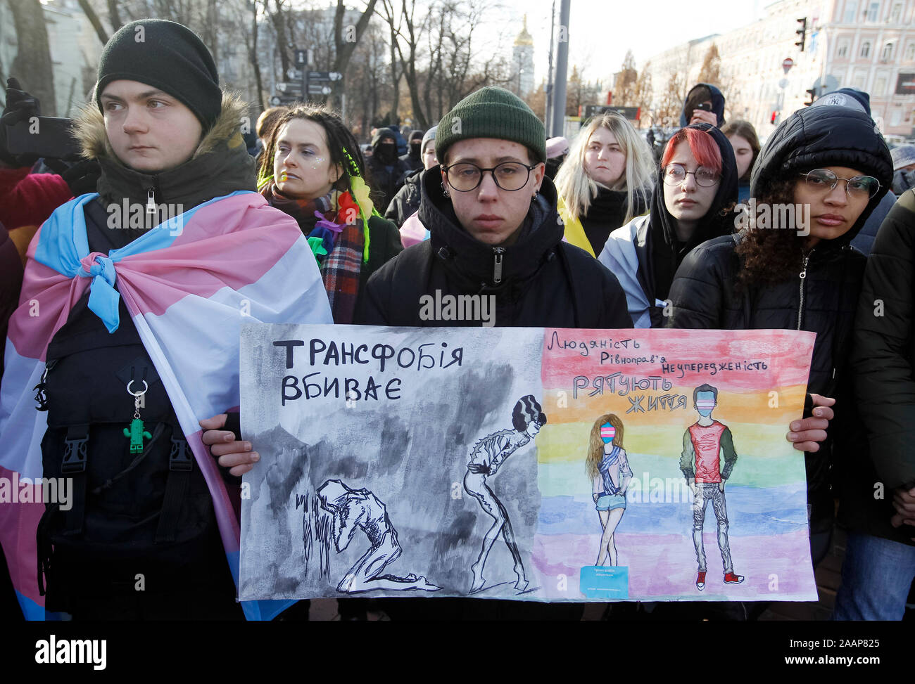 Ein Teilnehmer hält ein Schild mit der Aufschrift "Transphobia tötet" Während des Protestes. Transgender Aktivisten in der ukrainischen Hauptstadt Kiew eine März Transgender Tag der Erinnerung zu markieren. Im Jahr 2018 konnte die Polizei die Teilnahme an einem ähnlichen März vor Angriffen durch gewalttätige Gruppen befürworten Hass und Diskriminierung zu schützen. In diesem Jahr, die ernste Gefahr besteht, dass neue Angriffe und die Polizei müssen sicherstellen, dass Menschen ihr Recht auf friedliche Versammlung und freie Meinungsäußerung ohne Diskriminierung sicher ausüben können. Stockfoto