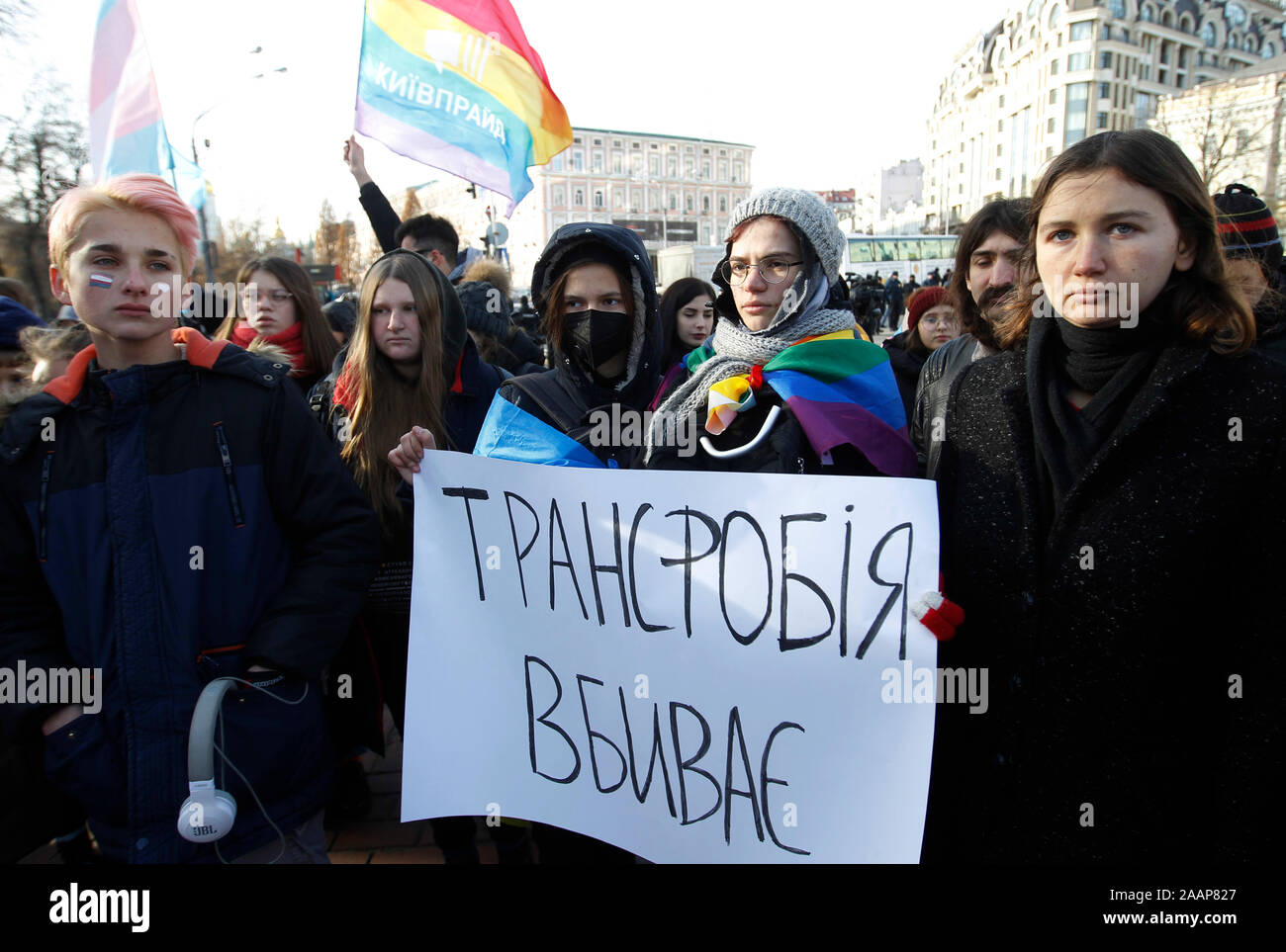 Die Teilnehmer halten ein Schild mit der Aufschrift "Transphobia tötet" Während des Protestes. Transgender Aktivisten in der ukrainischen Hauptstadt Kiew eine März Transgender Tag der Erinnerung zu markieren. Im Jahr 2018 konnte die Polizei die Teilnahme an einem ähnlichen März vor Angriffen durch gewalttätige Gruppen befürworten Hass und Diskriminierung zu schützen. In diesem Jahr, die ernste Gefahr besteht, dass neue Angriffe und die Polizei müssen sicherstellen, dass Menschen ihr Recht auf friedliche Versammlung und freie Meinungsäußerung ohne Diskriminierung sicher ausüben können. Stockfoto