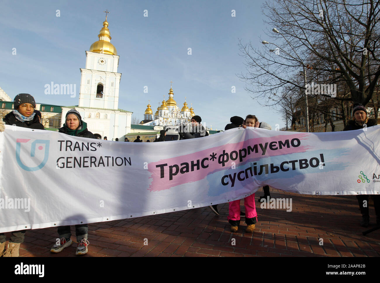 Rechtsextremen Aktivisten halten ein Banner während des Protestes. Transgender Aktivisten in der ukrainischen Hauptstadt Kiew eine März Transgender Tag der Erinnerung zu markieren. Im Jahr 2018 konnte die Polizei die Teilnahme an einem ähnlichen März vor Angriffen durch gewalttätige Gruppen befürworten Hass und Diskriminierung zu schützen. In diesem Jahr, die ernste Gefahr besteht, dass neue Angriffe und die Polizei müssen sicherstellen, dass Menschen ihr Recht auf friedliche Versammlung und freie Meinungsäußerung ohne Diskriminierung sicher ausüben können. Stockfoto