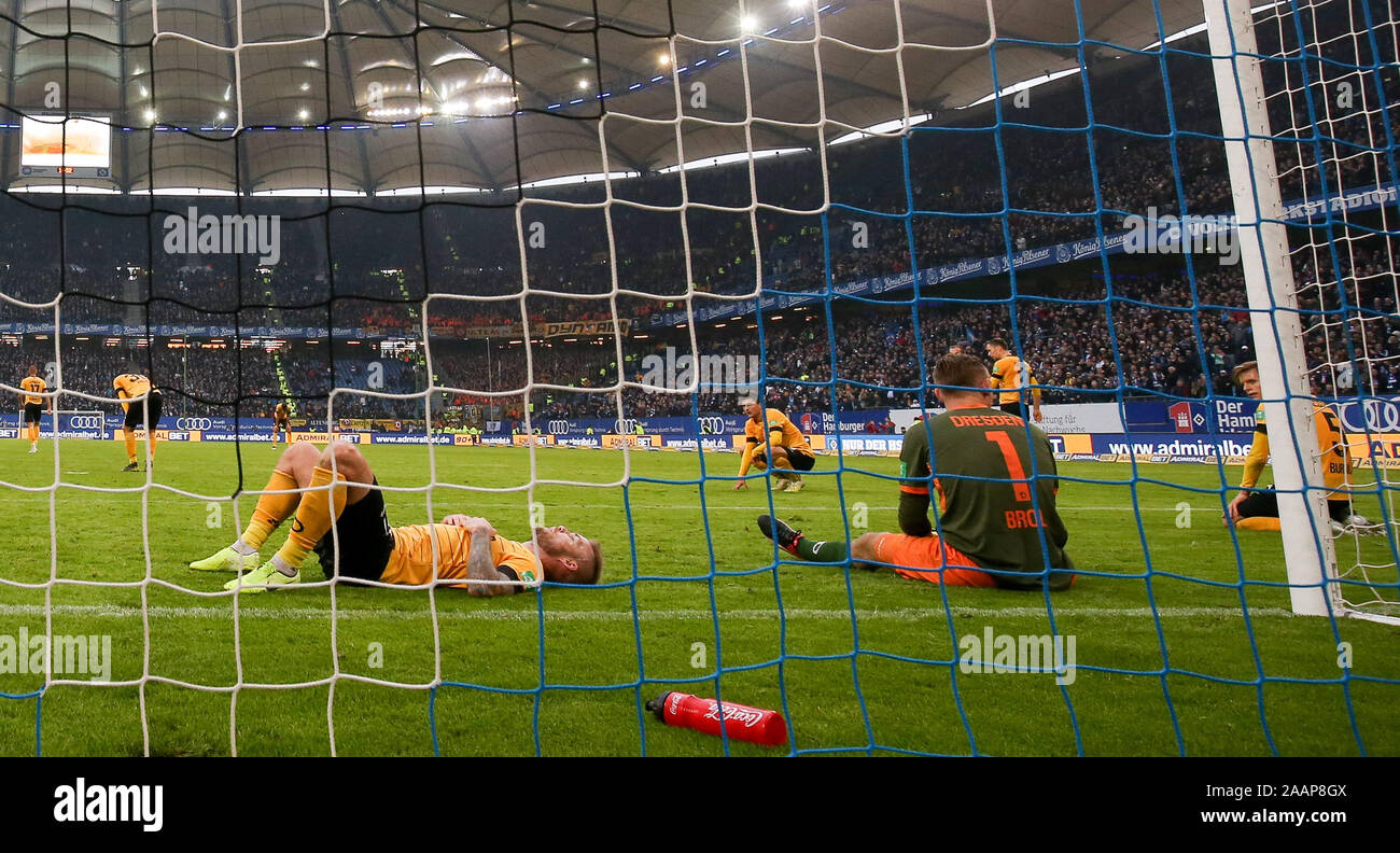 Leipzig, Deutschland. 23 Nov, 2019. Leverkusen, Deutschland. Deutschland. 23. November 2019. Hamburg, Deutschland. 23 Nov, 2019. Fussball: 2. Fussballbundesliga, 14. Spieltag Hamburger SV - Dynamo Dresden im Volksparkstadion. Die Dresdner Spieler um Torwart Kevin Broll (2. von rechts) sitzen auf dem Rasen nach der Pfeife geblasen hat. Credit: Christian Charisius/dpa - WICHTIGER HINWEIS: In Übereinstimmung mit den Anforderungen der DFL Deutsche Fußball Liga oder der DFB Deutscher Fußball-Bund ist es untersagt, zu verwenden oder verwendet haben Fotos im Stadion und/oder das Spiel in Form von Bildern und/oder v Stockfoto