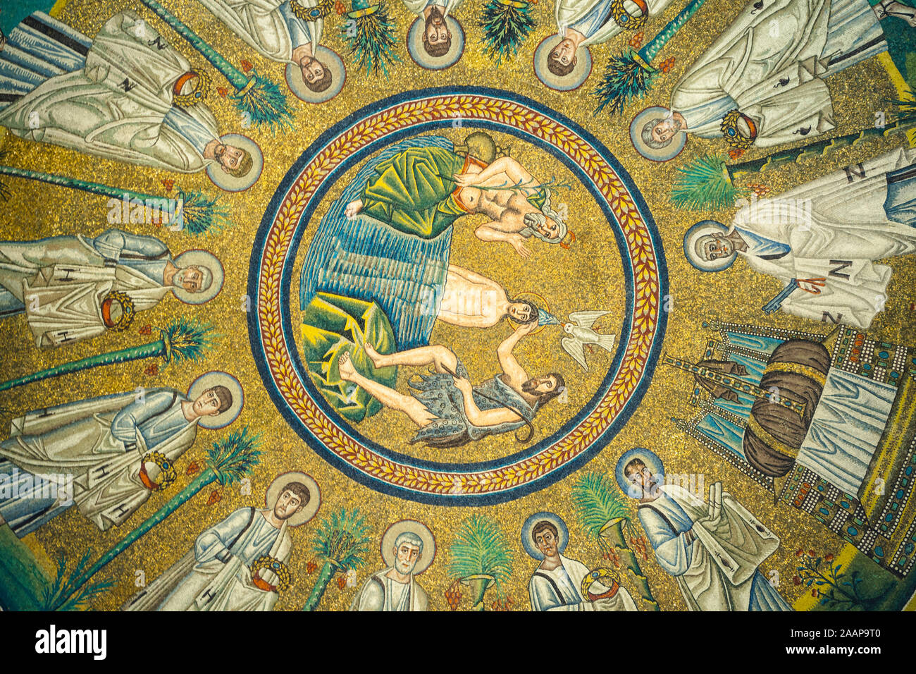 Ravenna, Italien vom 29. Juli 2019: Arian Baptistry decke Mosaik. Es ist eine christliche Taufe Gebäude, das von der Ostgotischen König Theoderich th errichtet wurde. Stockfoto