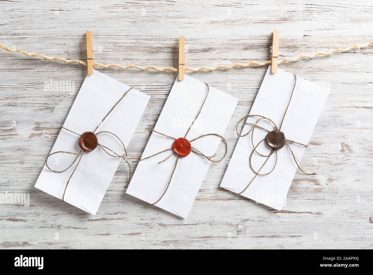 Weiß klassische Briefumschläge hängen an Garn Seil Stockfoto