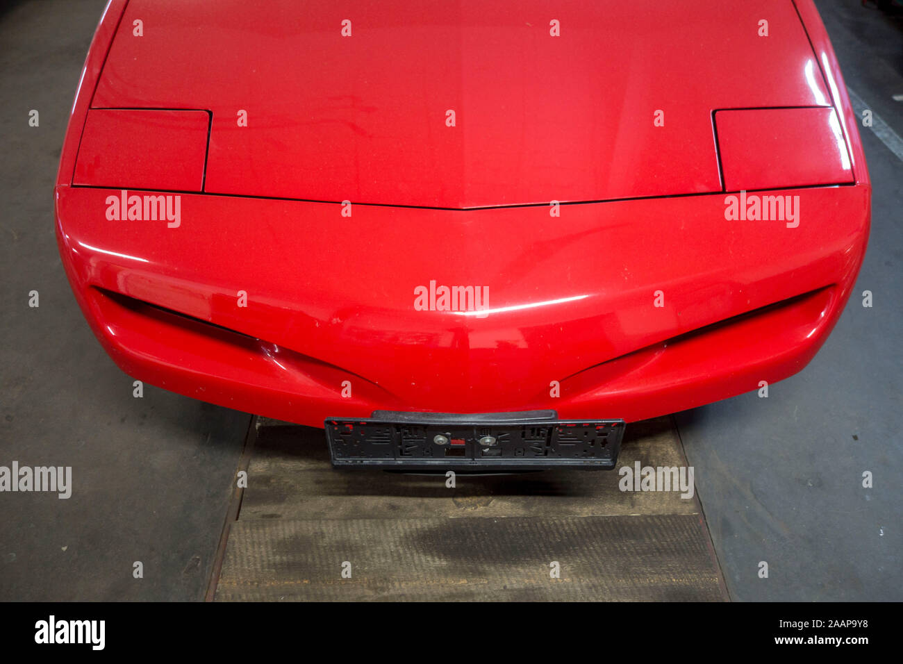 Auto in der Garage. AUTO IN DER WERKSTATT Stockfoto