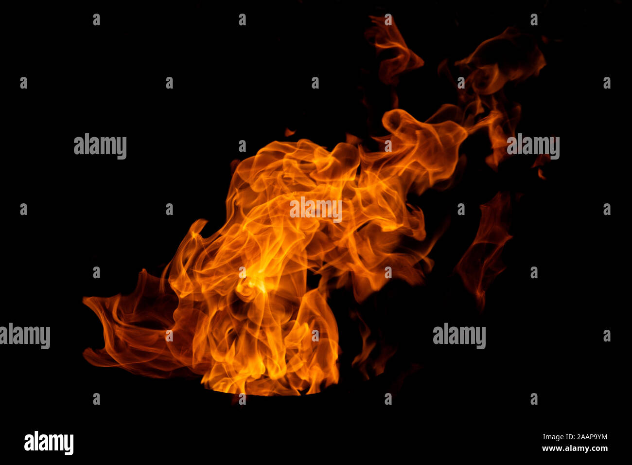 Isolierte Flamme auf schwarzem Hintergrund Stockfoto
