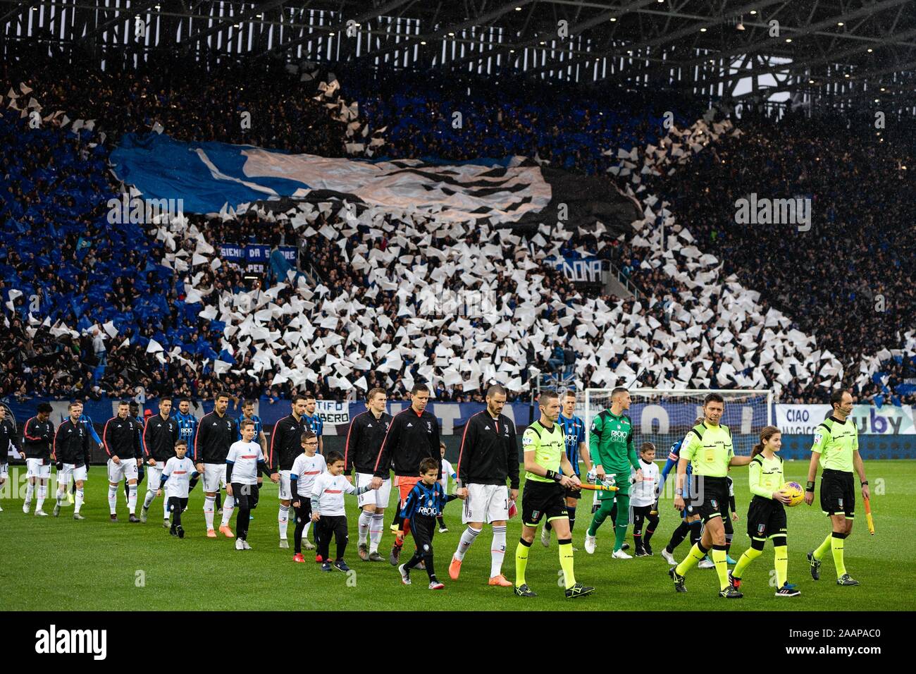 Bergamo, Italien. 23 Nov, 2019. Eintrag in die fieldduring Atalanta vs Juventus Turin, der italienischen Fußball-Serie-A Männer Meisterschaft in Bergamo, Italien, 23. November 2019 - LPS/Francesco Scaccianoce Credit: Francesco Scaccianoce/LPS/ZUMA Draht/Alamy leben Nachrichten Stockfoto