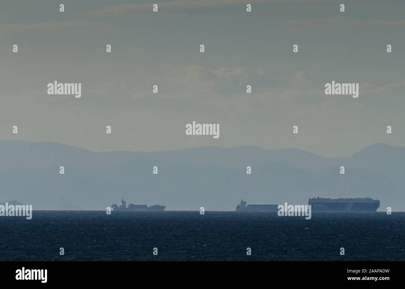Cargo Schiffe bei der Einfahrt in den Hafen von Piräus in Athen Griechenland Stockfoto