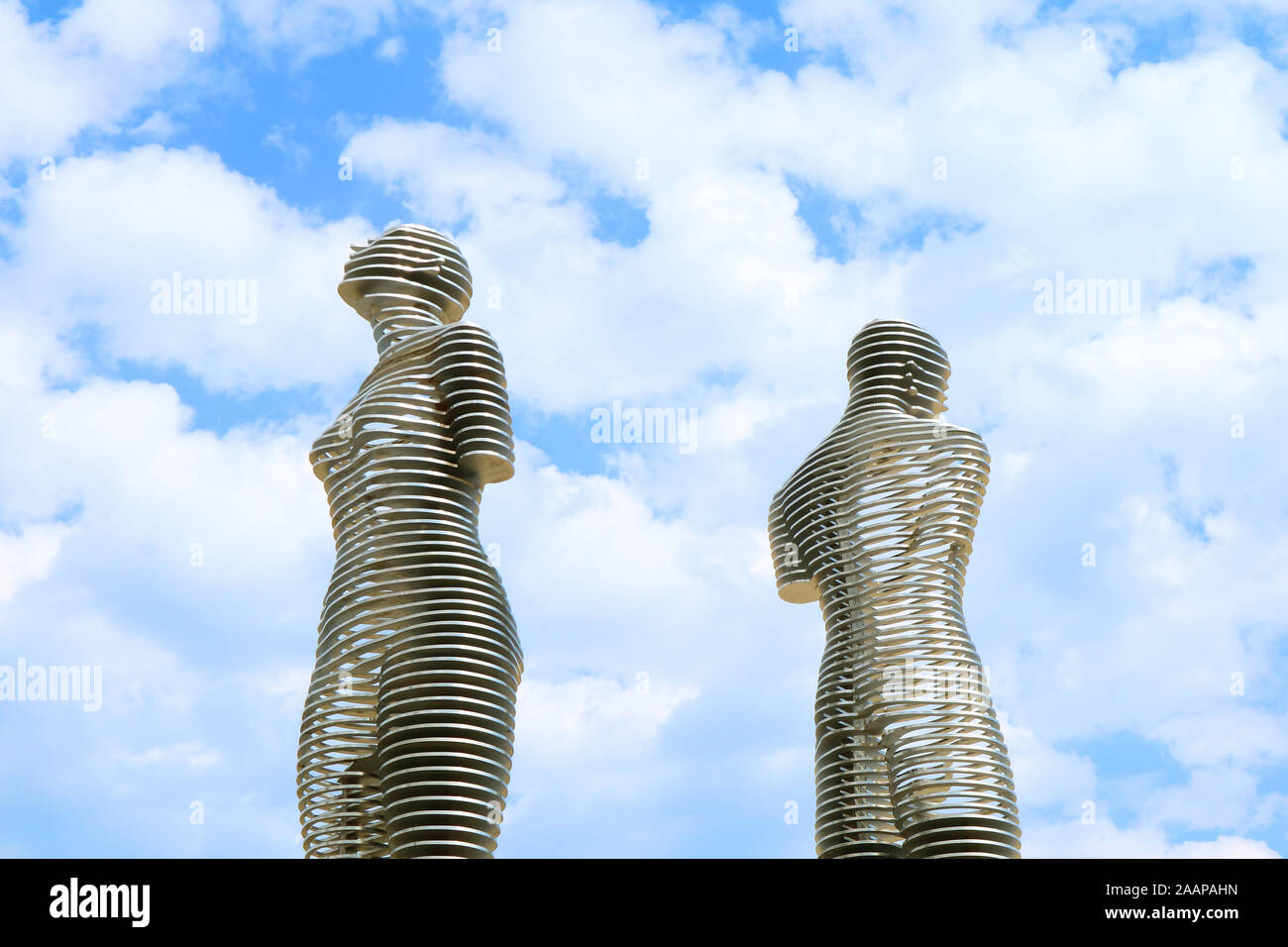 Verschieben von Liebhaber Denkmal von Ali und Nino nach langsamer, die durch jeden anderen, Batumi, Georgien Stockfoto